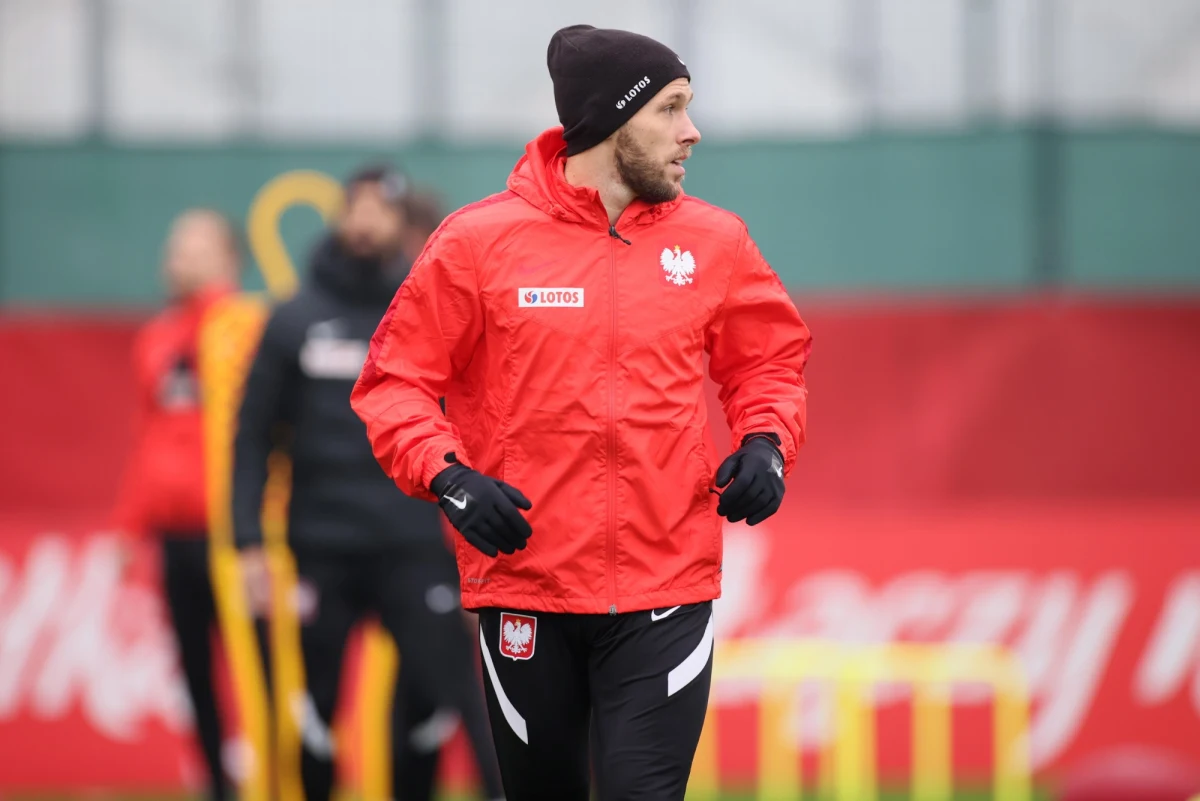 Występujący w rosyjskim Lokomotiwie Moskwa - Maciej Rybus - nie pojawi się na zgrupowaniu piłkarskiej reprezentacji Polski, które w poniedziałek zaczyna się w Katowicach. Obrońca naszej kadry otrzymał pozytywny wynik testu na koronawirusa. 