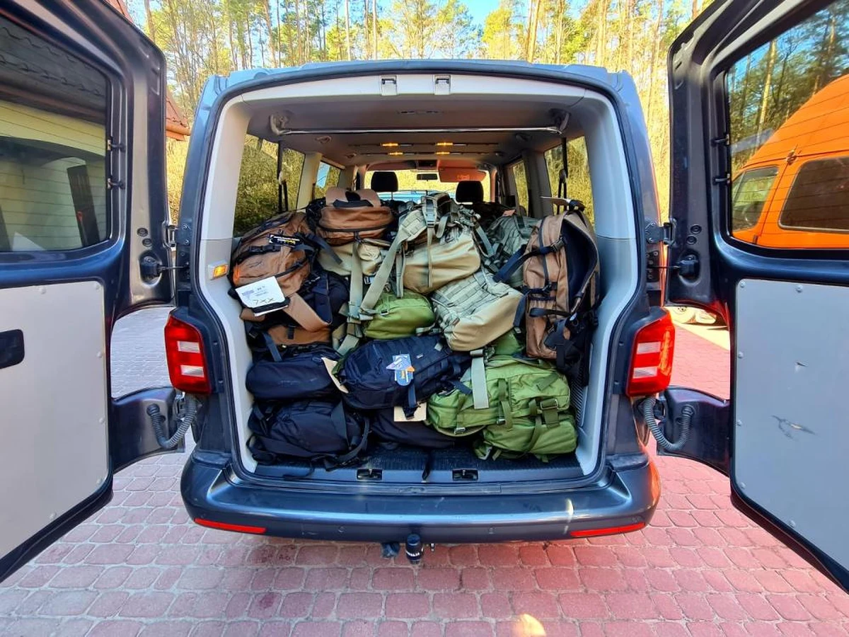 Ponad sto specjalnie wyposażonych plecaków przekazali leśnicy z Regionalnej Dyrekcji Lasów Państwowych w Olsztynie swoim kolegom z obwodu lwowskiego. W każdym plecaku spakowane były m.in. latarki, buty, odzież termiczna i powerbanki.