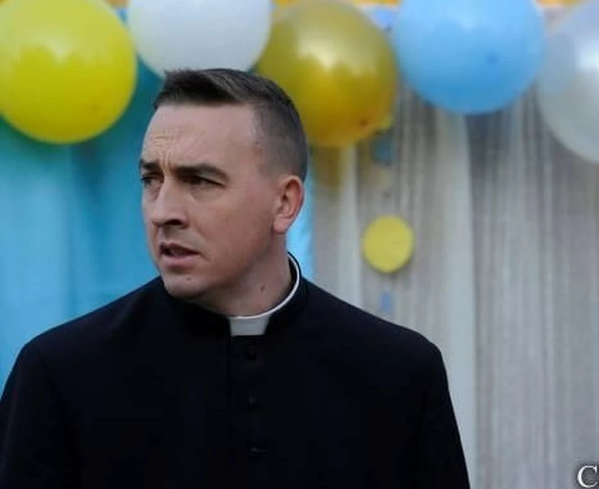 ​"To jest już czwarty tydzień. To już jest taka rzeczywistość, która się zmienia. Gdy jest cisza, to czujemy się aż dziwnie i przyjemnie. Ale najczęściej niestety są wybuchy, więc żeby psychicznie i moralnie w ogóle funkcjonować, to musimy w takich momentach, jak dzisiejszy - gdy jest słońce - wyjść i pooddychać. Akurat dzisiaj mamy bardzo aktywny dzień, bo przyjechał do nas tir z Lublina z Caritasu. Przyjechał również autobus, więc jesteśmy bardzo aktywni. Jest z nami około 30 woluntariuszy, ludzi, których ja w ogóle nie znam. Z ulicy przychodzili, zobaczyli, że coś się dzieje, że trzeba pomóc. To też jest niesamowite w tym wszystkim, w tym dramacie, w tej wojnie ogrom dobrych, pozytywnych momentów" - tak o życiu w czasie wojny opowiadał w specjalnej Rozmowie w RMF FM ksiądz Wojciech Stasiewicz, wikariusz parafii katedralnej w Charkowie.