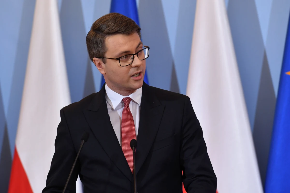 "Premier zaproponuje w poniedziałek pakiet wymagający zmian w konstytucji, m.in. wyłączenie z reguły finansowej wydatków na armię oraz możliwość konfiskaty majątków oligarchów i podmiotów rosyjskich" - powiedział na konferencji prasowej Piotr Müller. Liderzy ugrupowań opozycyjnych są jednak do tego pomysłu nastawieni sceptycznie.