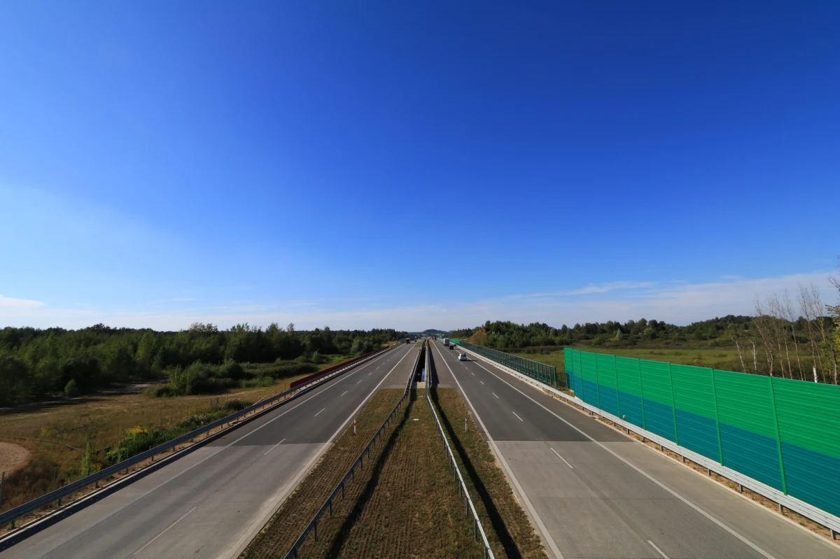 We wtorek ruszą remonty drogowe w Łódzkiem. Robotnicy pojawią się na autostradzie A1, gdzie trzeba będzie usunąć uszkodzenia po wypadku ciężarówki oraz na drodze krajowej numer 74 w dwóch miejscach.