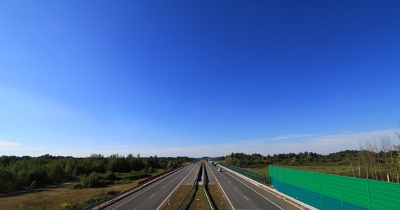 We wtorek ruszą remonty drogowe w Łódzkiem. Robotnicy pojawią się na autostradzie A1, gdzie trzeba będzie usunąć uszkodzenia po wypadku ciężarówki oraz na drodze krajowej numer 74 w dwóch miejscach.