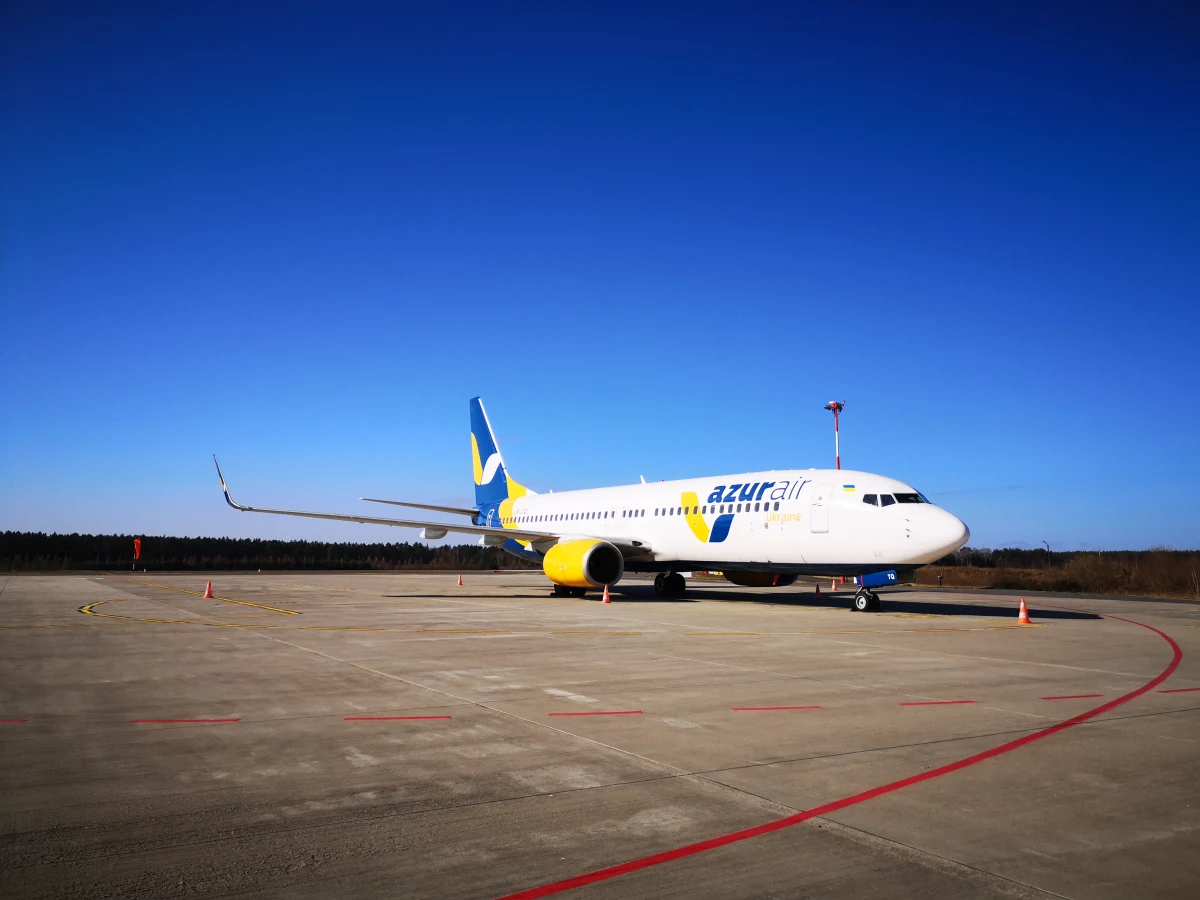 Na lotnisku Szczecin-Goleniów porzucono… samolot! W czwartek z Egiptu przyleciała nim grupa Ukraińców, po czym załoga opuściła maszynę tłumacząc, że nie pracuje już dla Azur Air Ukraine. Boeing 737-800 stoi i czeka na właściciela. 