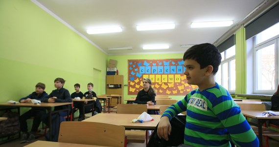 Ponad 81 tysięcy dzieci z Ukrainy zapisało się już do polskich szkół - poinformował minister edukacji Przemysław Czarnek. Około 8 tysięcy z nich jest w oddziałach przygotowawczych, w których uczą się języka polskiego.