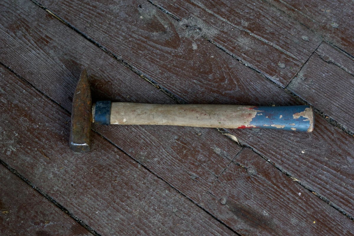 Łódzcy policjanci zatrzymali 28-latka podejrzanego o usiłowanie zabójstwa pracodawcy. Mężczyzna po kłótni z przełożonym wziął z samochodu młotek, wrócił do firmy i wielokrotnie uderzył w głowę swojego szefa.

