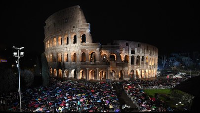 Papieska droga krzyżowa wraca do Koloseum po pandemicznej przerwie