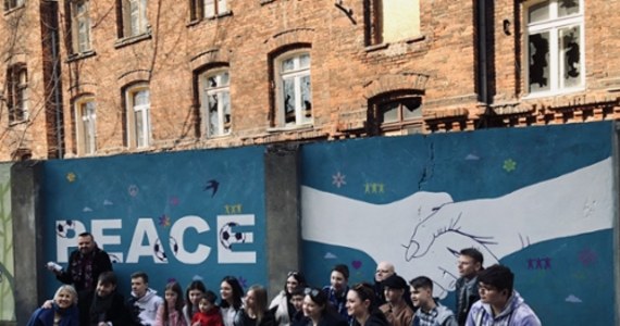 Słowo „Pokój” w trzech językach i uścisk dłoni - to główne motywy antywojennego muralu, który powstał na ogrodzeniu Ośrodka Kuratorskiego Nr 1 w Łodzi. Graffiti wykonali polscy i ukraińscy podopieczni z ośrodka, a malowidło jest częścią tegorocznej Kolorowej Tolerancji.