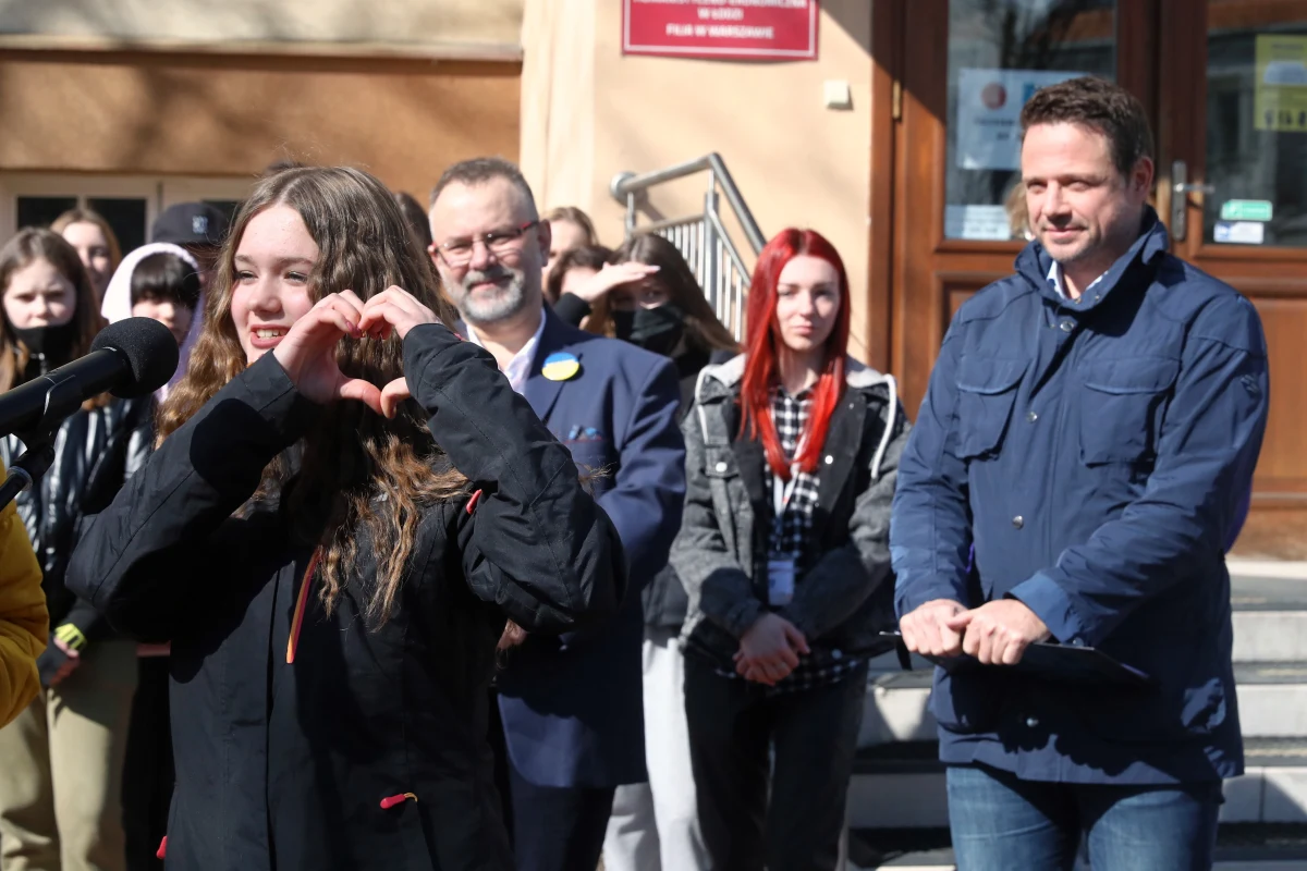 Otworzyliśmy szkoły w Warszawie dla naszych ukraińskich przyjaciół. Już 10 tysięcy dzieci z Ukrainy chodzi do warszawskich szkół - powiedział w poniedziałek na konferencji zorganizowanej przez żoliborskim liceum im. Limanowskiego prezydent Warszawy Rafał Trzaskowski.
