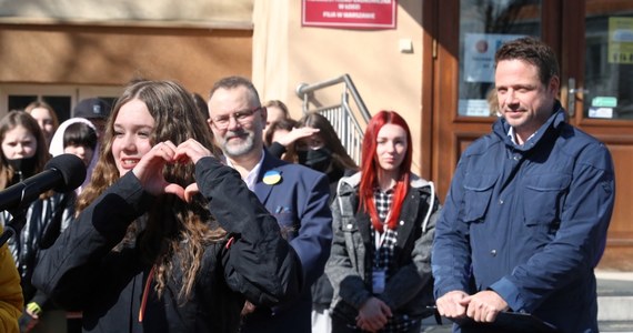 Otworzyliśmy szkoły w Warszawie dla naszych ukraińskich przyjaciół. Już 10 tysięcy dzieci z Ukrainy chodzi do warszawskich szkół - powiedział w poniedziałek na konferencji zorganizowanej przez żoliborskim liceum im. Limanowskiego prezydent Warszawy Rafał Trzaskowski.
