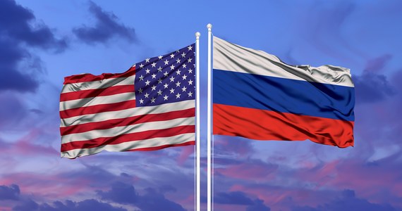 Do Ministerstwa Spraw Zagranicznych Rosji został wezwany ambasador USA w Moskwie John Sullivan - poinformował rosyjski resort dyplomacji w komunikacie na swojej stronie internetowej. Amerykańskiemu ambasadorowi przekazano, że obecne napięcia powodują, iż stosunki między Moskwą a Waszyngtonem są na krawędzi zerwania.