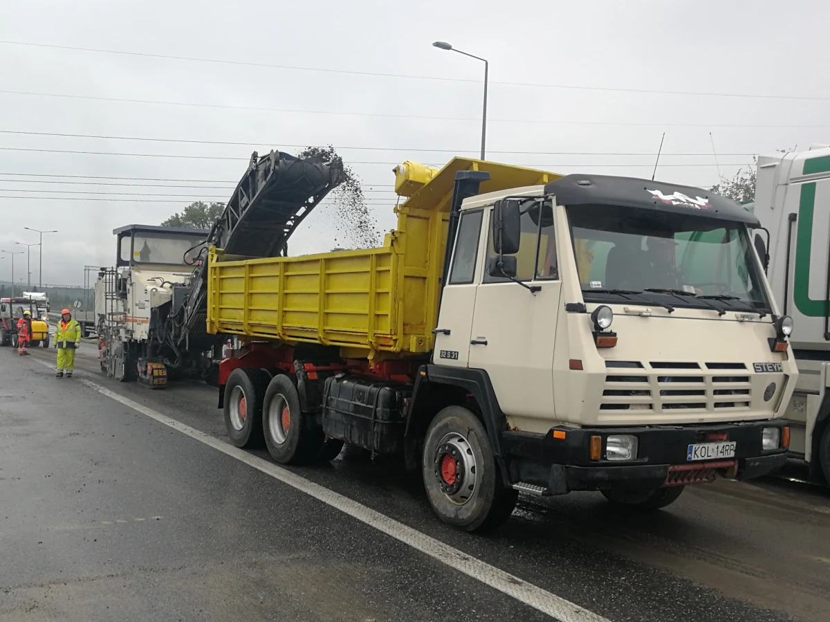 Generalna Dyrekcja Dróg Krajowych i Autostrad informuje, że od jutra (22 marca) zacznie się układanie nowej nawierzchni na przebudowywanym odcinku drogi krajowej nr 94 w Modlnicy. W związku z tym kierowcy muszą przygotować się na utrudnienia, które mogą potrwać nawet do początku kwietnia. 
