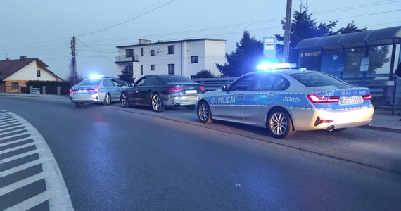 W piątek 18 marca policjanci z Krakowa zatrzymali mężczyznę, który będąc pod wpływem alkoholu prowadził samochód. Badanie trzeźwości wykazało ponad 3 promile alkoholu w jego organizmie. Chciał wręczyć funkcjonariuszom 10 tys. złotych łapówki.