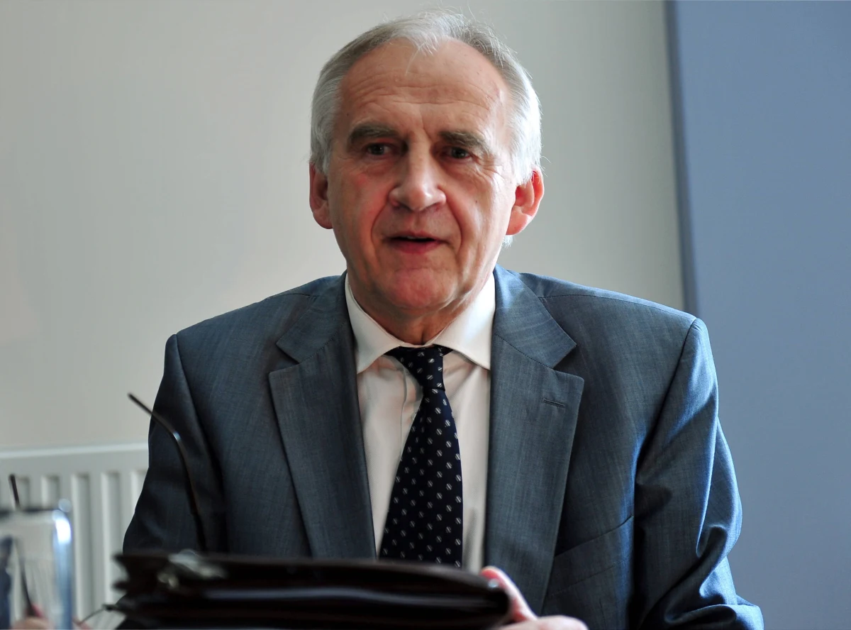 Prokuratura Rejonowa w Tarnowskich Górach wszczęła śledztwo w sprawie śmierci wybitnego kardiochirurga prof. Mariana Zembali. Na wtorek zaplanowano sekcję zwłok. Ciało lekarza znaleziono w sobotę w jego domu w Zbrosławicach k. Tarnowskich Gór.