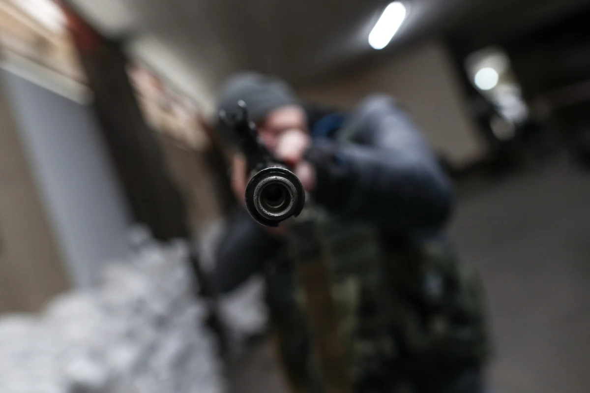 Coraz więcej przypadków porywania przez rosyjskich żołnierzy przedstawicieli lokalnych ukraińskich władz. Dziś poinformowano o uprowadzaniu mera miejscowości Berysław w obwodzie chersońskim i wójta wioski Cyrkuny w obwodzie charkowskim. Porwano też czwórkę ukraińskich dziennikarzy w Melitopolu. Ci ostatni odzyskali już wolność. Przerażające informacje napływają też z Trościańca w obwodzie sumskim. Rosjanie wykorzystują tamtejszych mieszkańców jako "żywe tarcze”.