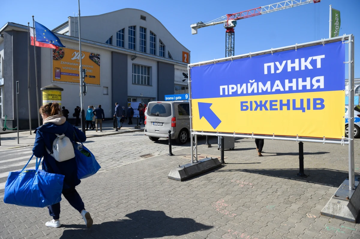 Punkt recepcyjny udzielający pomocy ukraińskim uchodźcom przyjeżdżającym do Poznania został przeniesiony do jednej z hal Międzynarodowych Targów Poznańskich (MTP). Znajduje się naprzeciwko budynku kolejowego Dworca Zachodniego.