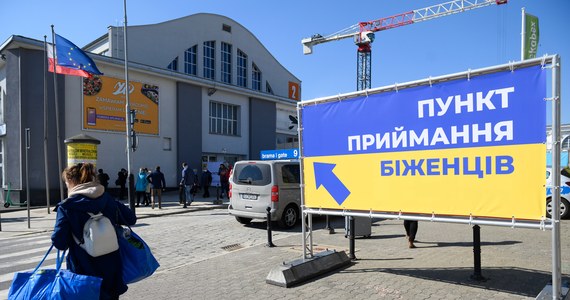 Punkt recepcyjny udzielający pomocy ukraińskim uchodźcom przyjeżdżającym do Poznania został przeniesiony do jednej z hal Międzynarodowych Targów Poznańskich (MTP). Znajduje się naprzeciwko budynku kolejowego Dworca Zachodniego.