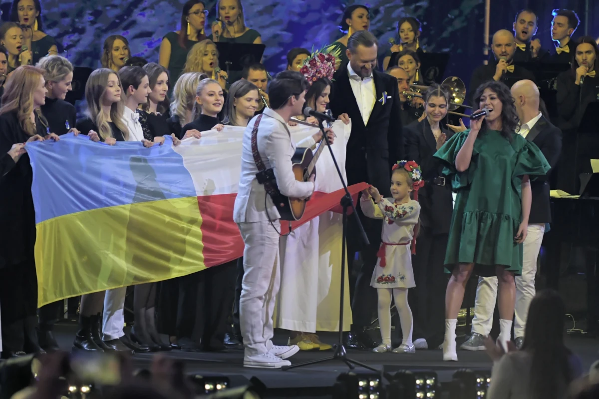 Obejrzałem w telewizji koncert. Bałem się go oglądać. Podchodzę do okolicznościowych produkcji z rezerwą, a tym razem ludzie mieli grać i śpiewać dla walczącej Ukrainy, także recytować wiersze. Jak bardzo się myliłem! Niepotrzebna była ta ostrożność. Od początku zawładnęło mną wzruszanie - od hymnu w wykonaniu sześcioletniej dziewczynki po ostatni akord nieśmiertelnej pieśni Johna Lennona. Bardzo wdzięczny jestem organizatorom wieczoru, że wykazali się subtelnością. A chwila była historyczna. 