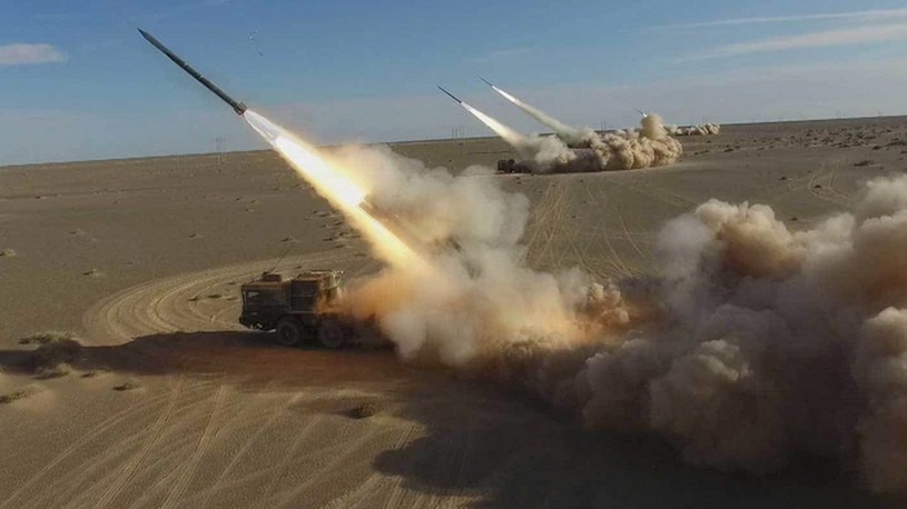 BM-30 Smiercz jest najpotężniejszą wyrzutnią rakiet, jaką może masowo używać rosyjska armia do równania z ziemią ukraińskich miast. Co wiemy o tej przerażającej broni?
