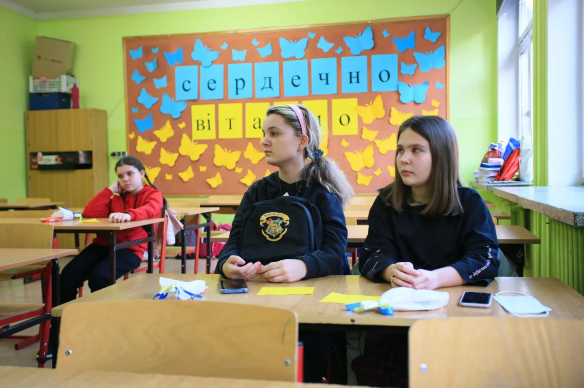 Możliwość zwiększenia liczby uczniów w klasach o dzieci z Ukrainy oraz dopuszczenie do przystąpienia do egzaminu ósmoklasisty i egzaminu maturalnego ukraińskiej młodzieży – to niektóre rozwiązania zawarte w opublikowanym rozporządzeniu ministra edukacji i nauki.