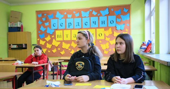 Możliwość zwiększenia liczby uczniów w klasach o dzieci z Ukrainy oraz dopuszczenie do przystąpienia do egzaminu ósmoklasisty i egzaminu maturalnego ukraińskiej młodzieży – to niektóre rozwiązania zawarte w opublikowanym rozporządzeniu ministra edukacji i nauki.