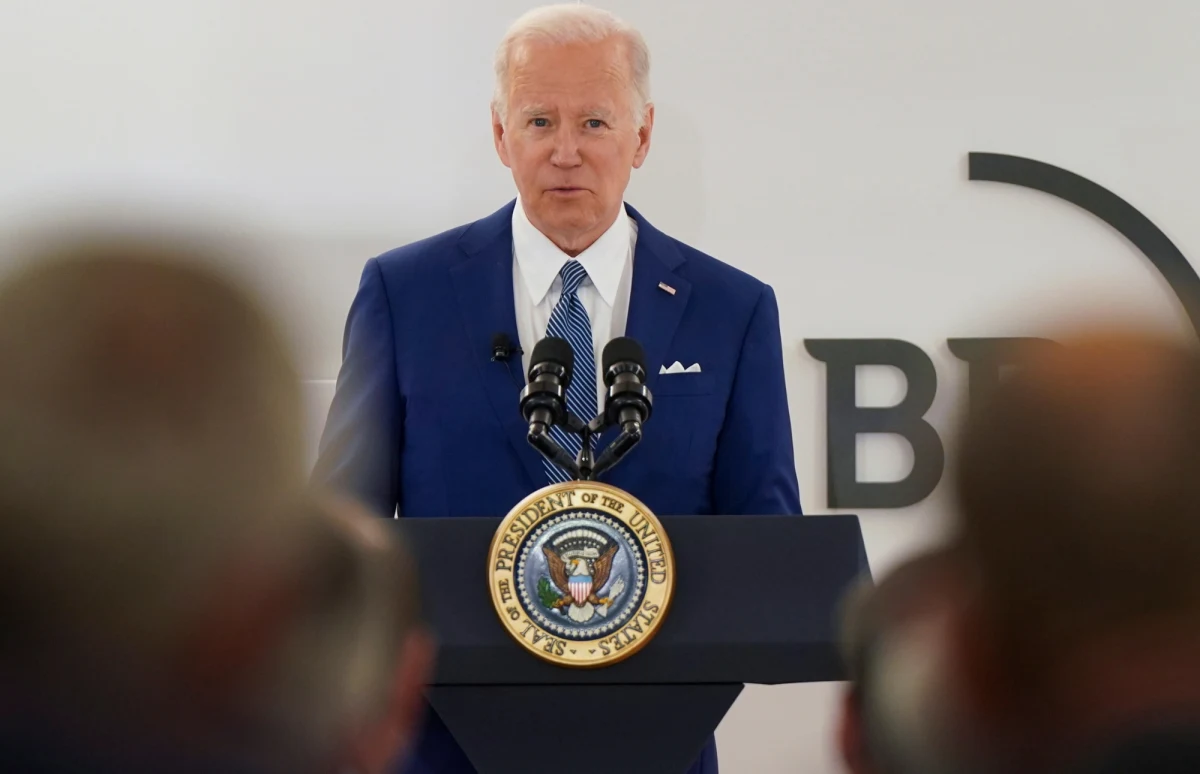 Prezydent USA Joe Biden stwierdził, że rosyjskie oskarżenia, iż Ukraina posiada broń biologiczną i chemiczną mogą świadczyć, że Władimir Putin sam rozważa użycie takich broni w wojnie z Ukrainą. Ostrzegł również przed możliwymi atakami rosyjskich hakerów na amerykańskie firmy.