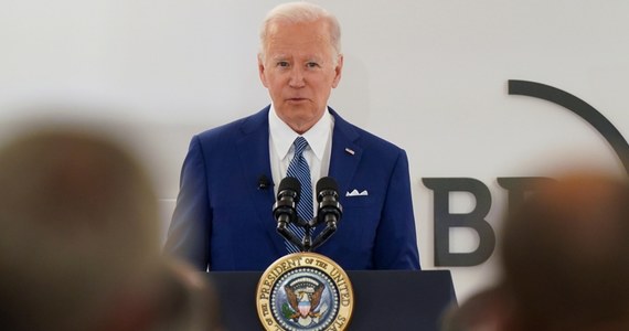 Prezydent USA Joe Biden stwierdził, że rosyjskie oskarżenia, iż Ukraina posiada broń biologiczną i chemiczną mogą świadczyć, że Władimir Putin sam rozważa użycie takich broni w wojnie z Ukrainą. Ostrzegł również przed możliwymi atakami rosyjskich hakerów na amerykańskie firmy.