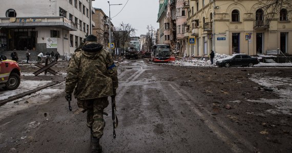 ​Według ukraińskich sił zbrojnych Rosja na froncie straciła ok. 15 tysięcy żołnierzy. Moskwa jednak opiera się podawaniu takich danych. Od 24 lutego, czyli od początku inwazji, tylko raz podali taki bilans - 2 marca Rosjanie informowali, że w Ukrainie zginęło prawie 500 wojskowych. Najnowsze dane pojawiły się na stronie tabloidu "Komsomolskaja Prawda" i... szybko zniknęły.