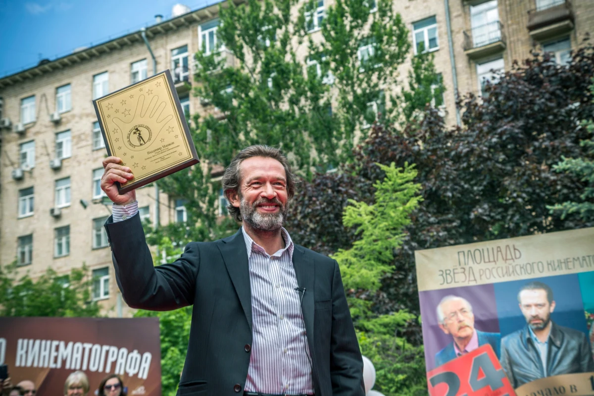 Inwazja na Ukrainę dzieli Rosjan. Najlepiej pokazuje to przykład znanej aktorskiej rodziny. Podczas gdy Władimir Maszkow przemówił na wiecu Putina z okazji 8. rocznicy aneksji Krymu, jego córka w rozmowie z CNN zdradziła, jak bardzo jest przeciwko rosyjskiej agresji i co sądzi o zachowaniu ojca. 