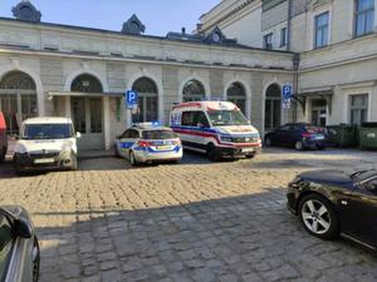Policjanci z Opoczna pełniący służbę w rejonie przejścia granicznego w Medyce uratowali 24-letniego brytyjskiego studenta, który uciekając przed wojną na Ukrainie zasłabł w autobusie.   

