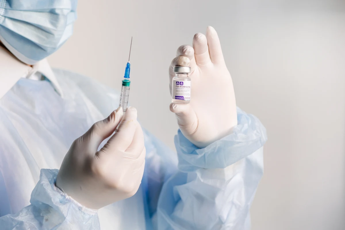 „W sytuacji kryzysu humanitarnego i uchodźczego palące staje się zapewnienie jak najlepszej ochrony przed chorobami, w tym Covid-19. Ważne, aby zarówno osoby pomagające, jak i uchodźcy, byli zaszczepieni. Uchodźcom należy zapewnić też dostęp do maseczek i środków dezynfekcji” - piszą naukowcy z zespołu ds. Covid-19 przy prezesie PAN.