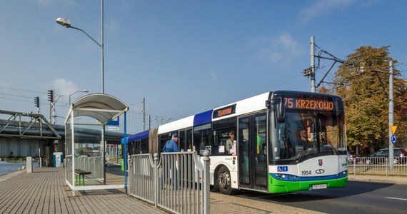 Sześć kolejnych autobusów elektrycznych jest już w Szczecinie. Po odpowiednim przygotowaniu wyjadą na ulice miasta. Na dachach mają zamontowane panele fotowoltaiczne, które pozwolą na wykorzystanie odnawialnych źródeł energii. Są też wyposażone w urządzenie alkolock, które każdorazowo testuje trzeźwości kierowcy. 

