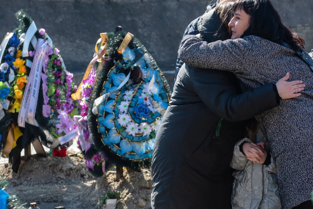 Trzech mężczyzn szarpie trawnik łopatami. Mariupol – miasto symbol – wciąż niepokonane. Obok sporego dołu zawinięte w kołdry leżą cztery ciała. Trzy równolegle, jedno pod kątem prostym. Na nogach mają pantofle. „To sąsiedzi z naszego bloku – mówi do kamery jeden z grabarzy – nie zginęli w ataku rakietowym – tłumaczy, wskazując na osmolone fasady wieżowców – zmarli na atak serca, ze strachu”. Podczas sylwestrowych fajerwerków mój pies też w ten sposób umierał, a ja dostawałem zawału. Ale co mają powiedzieć ludzie dotykający piekła na ziemi? Turlają delikatnie zwłoki do rowu, zasypując je w pośpiechu. Potem biegną do schronu, na wypadek, gdyby znowu zawyły syreny.