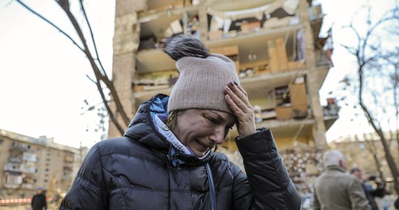"Ukraińskie władze robią wszystko, by ewakuować ludzi z oblężonego Mariupola - miasta, o którym sami mieszkańcy mówią, że już go nie ma. Rosyjskie bombardowania dosłownie zmiotły Mariupol z powierzchni ziemi" - mówi w rozmowie z CNN Tania, która z mężem i 7-letnim dzieckiem zdołała uciec. Opowiada, jak wyglądało jej życie podczas ukrywania się w piwnicy domu i o tym, jak mąż pomagał kopać groby, by pochować w ogródkach synów sąsiadów. "Mariupol to cmentarzysko naszych krewnych, przyjaciół, sąsiadów, budynków, domów, naszych marzeń, celów, karier" - zaznacza.