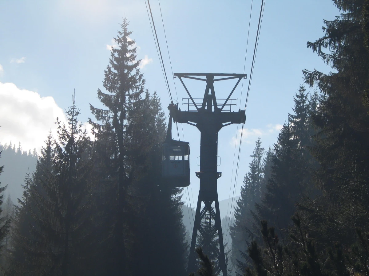 Sezon zimowy w górach jeszcze trwa, ale właśnie rozpoczął się czas planowania przeglądów serwisowych w ośrodkach turystycznych Polskich Kolei Linowych. Pierwszy z nich już rozpoczął się w ośrodku na Górze Żar.  Na czas wiosennych przeglądów koleje linowe będą stopniowo wyłączane z ruchu pasażerskiego a ośrodki ograniczą funkcjonowanie. Dlatego warto wykorzystać czas przed przestojami.