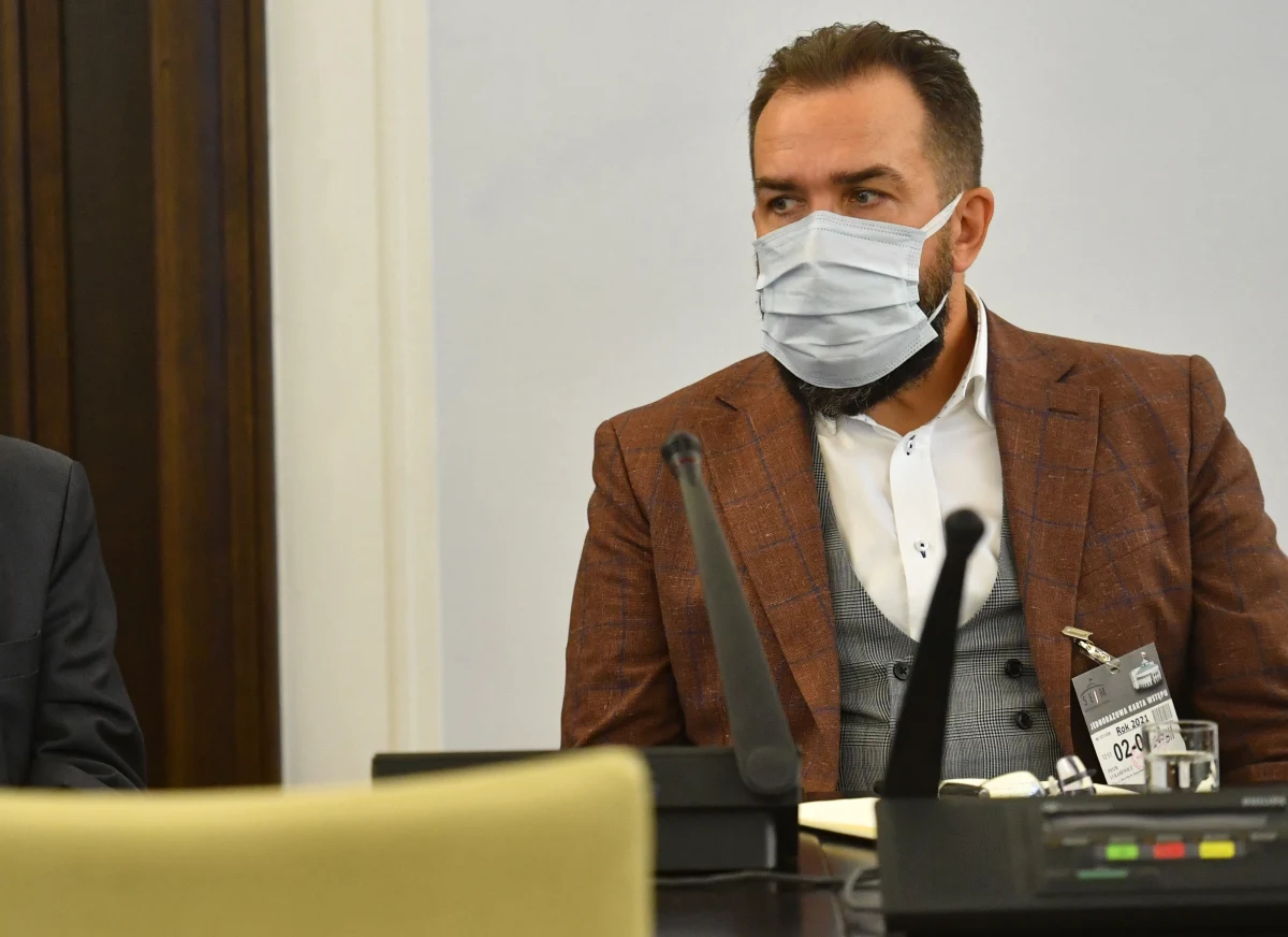 „Najpierw powinniśmy próbować przynajmniej przewidzieć cele strategiczne Rosji, żeby mówić o klęskach albo zwycięstwach. Na razie wiemy, że pierwszy miesiąc wojny, przynajmniej początkowy okres nie udał się Rosjanom. Ofensywa znacząco spowolniła. Najwyraźniej w tej chwili strategią Rosjan jest zniszczenie Ukrainy. Zniszczenie jej przemysłu, zwłaszcza przemysłu wojennego, próba zajęcia jak największego terytorium, włącznie z  miastami. Ta ofensywa postępuje, ale jednak jest hamowana przez bohaterstwo ukraińskich obrońców” – mówił w specjalnym wydaniu Rozmowy w RMF FM Piotr Łukasiewicz, były ambasador Polski w Afganistanie oraz pułkownik rezerwy Wojska Polskiego. 