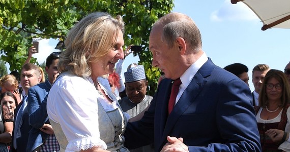 Media w Austrii wracają do ślubu byłej minister spraw zagranicznych Karin Kneissl. Jednym z weselnych gości cztery lata temu był prezydent Rosji Władimir Putin. W prezencie ślubnym podarował jej wtedy kolczyki z szafirami warte 50 tysięcy euro.