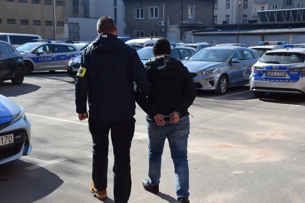 12-osobową  grupę przestępczą, która przejęła hasła i loginy do kont bankowych jednego z krakowskich zakonów rozbili policjanci. Przestępcy wystawili zlecenia przelewów na 915 tys. zł, udało się wstrzymać transakcje dotyczące 400 tys. zł.

