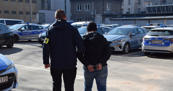 12-osobową  grupę przestępczą, która przejęła hasła i loginy do kont bankowych jednego z krakowskich zakonów rozbili policjanci. Przestępcy wystawili zlecenia przelewów na 915 tys. zł, udało się wstrzymać transakcje dotyczące 400 tys. zł.

