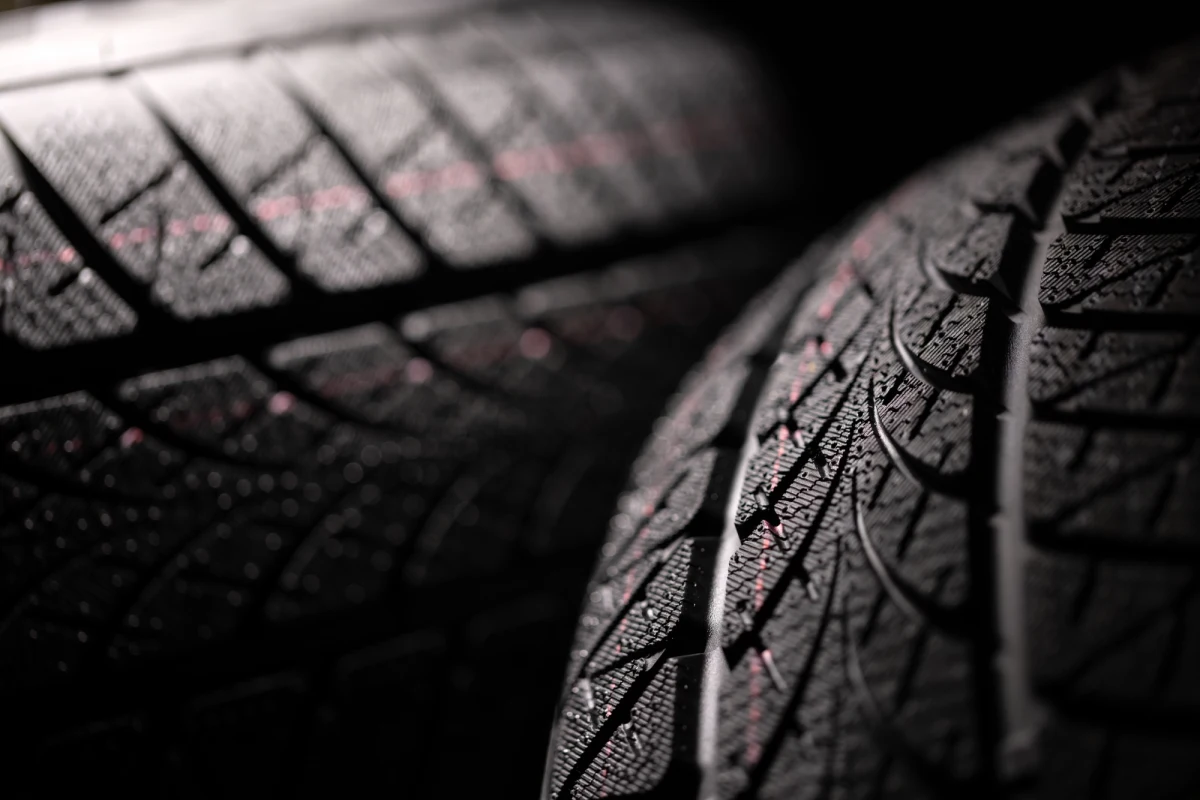 Pięć pojazdów zderzyło się w poniedziałek wieczorem na remontowanym odcinku autostrady A1 niedaleko Kamieńska w kierunku Warszawy. Przyczyną kolizji był wystrzał opony - podała policja.

