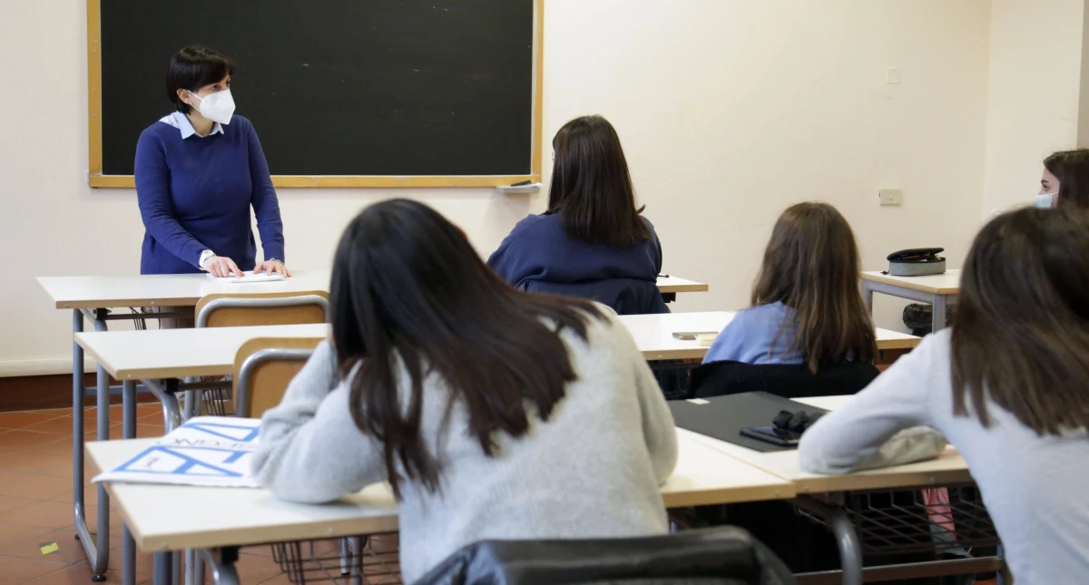 Zwiększenie średniego wynagrodzenia nauczycieli o 4,4 proc. od 1 maja 2022 r. i zwiększenie subwencji oświatowej o 1,6 mld zł zakłada złożony we wtorek Sejmie przez posłów PiS projekt nowelizacji ustawy Karta nauczyciela.