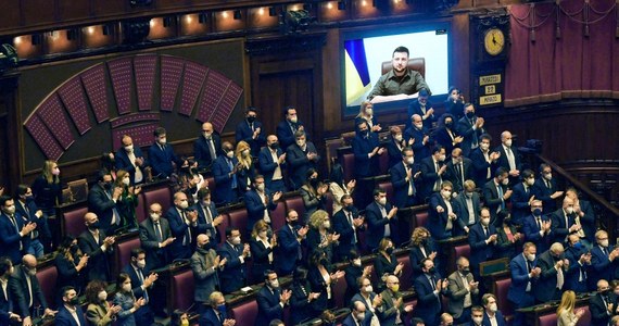 Prezydent Ukrainy Wołodymyr Zełenski powiedział dziś parlamentarzystom Włoch, że Rosja przez jego kraj chce wkroczyć do Europy. W wystąpieniu za pośrednictwem łącz wideo podkreślił, że potrzebne są kolejne sankcje przeciw Rosji. Apelował o zamrożenie wszystkich dóbr i aktywów oligarchów.