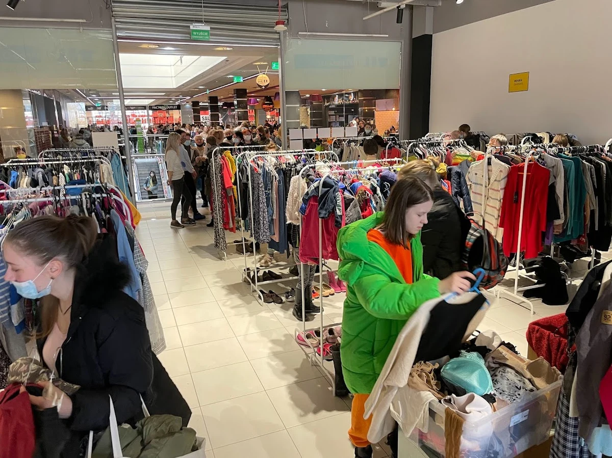 ​Wolne ciuchy ruszyły w Lublinie. To pierwszy sklep - chociaż trudno go nazwać sklepem, bo wszystko jest za darmo - z ubraniami dla uchodźców z Ukrainy. 