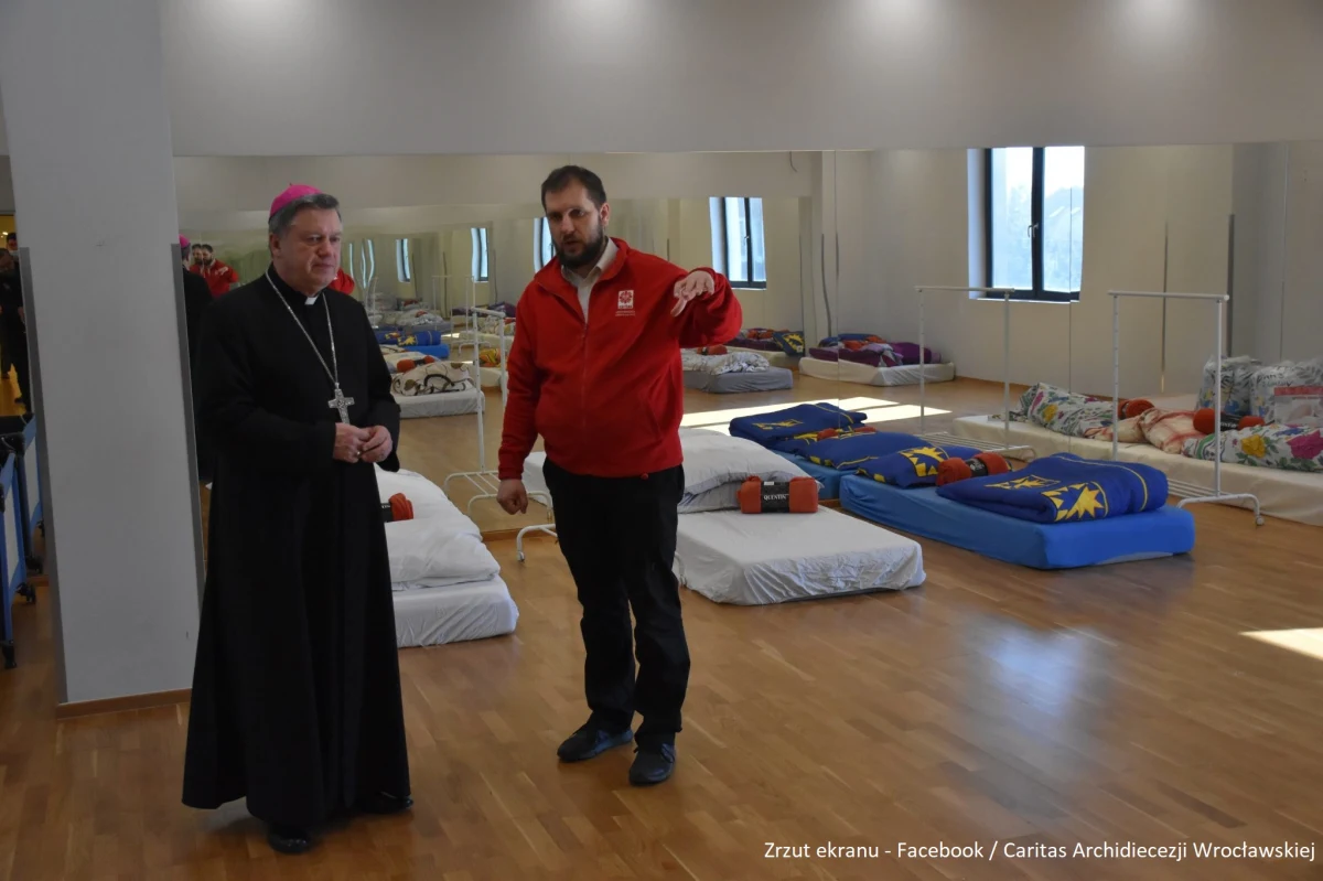 ​Co najmniej 50 miejsc noclegowych jest przygotowanych w nowej noclegowni we Wrocławiu, którą uruchomił Caritas Archidiecezji Wrocławskiej. W założeniu uchodźcy z Ukrainy będą tam mogli odpoczywać przez 2-3 doby, a następnie zostaną przewiezieni do miejsca docelowego pobytu.