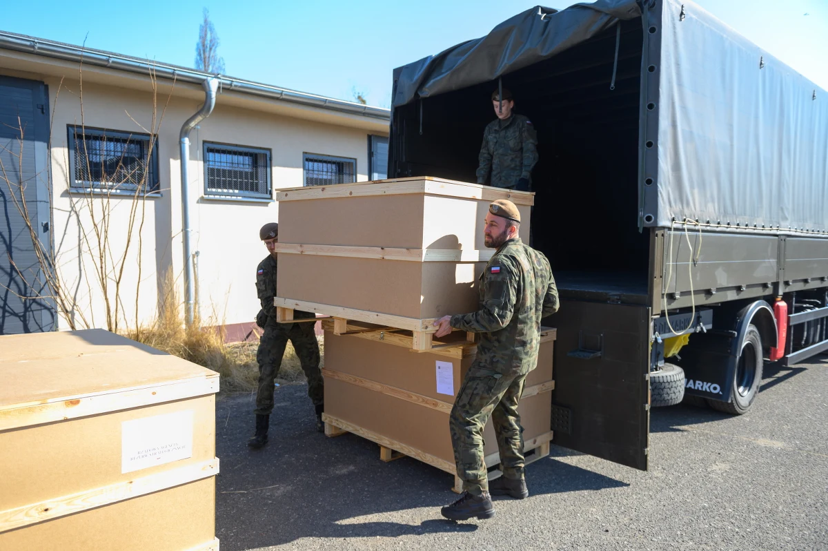 132 komplety łóżek, pościeli i koców - to zawartość transportu z pomocą dla Ukraińców, który dotarł do Swarzędzkiego Centrum Pomocy (woj. wielkopolskie). Rozładunkiem darów zajmują się żołnierze Wojsk Obrony Terytorialnej. Komplety łóżek, pościeli i koców trafią do gminnych ośrodków wsparcia dla uchodźców z Ukrainy.