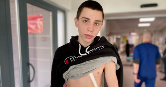 "Żołnierz zaczął strzelać do taty. Upadł. Potem zaczął strzelać do mnie" - relacjonował 14-letni chłopiec. Na jego oczach w Buczy pod Kijowem rosyjski żołnierz rozstrzelał jego ojca - podaje we wtorek kijowski szpital Ohmatdyt. Chłopiec został ranny.