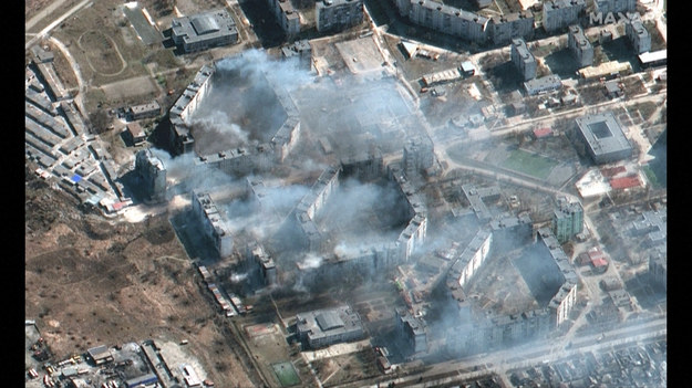 Zdjęcia satelitarne przedstawiają zbombardowane ukraińskie miasta - Mariupol i Irpień. Oddziały Putina zostały oskarżone o spowodowanie katastrofy humanitarnej w Mariupolu, gdzie około 350 tys. ludzi uwięzionych jest bez wody i elektryczności. Zginęło ponad 2 tys. osób.
