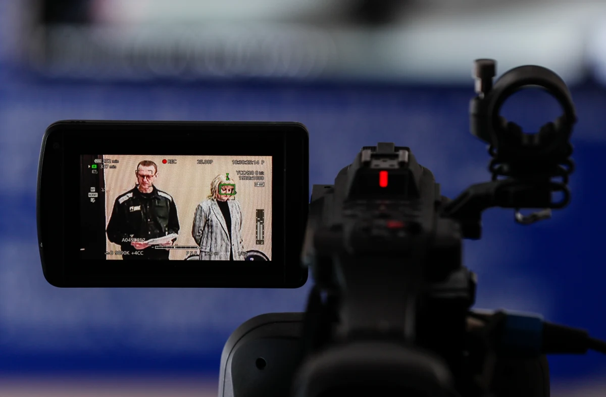 Moskiewski sąd skazał opozycjonistę Aleksieja Nawalnego na dziewięć lat kolonii o zaostrzonym rygorze i grzywnę w wysokości 1,2 miliona rubli w nowej sprawie o defraudację i obrazę sądu. 