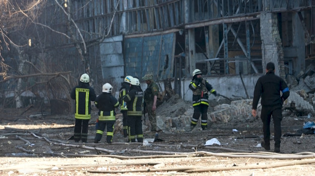Dym unosi się po ataku drona na budynek Instytutu Materiałów Super-twardych w północno-zachodnim Kijowie. Ekipy ratunkowe sprawdzają miejsce zdarzenia. Odzyskały również bezzałogowy samolot użyty w ataku. Przedstawiciel wywiadu ministerstwa obrony powiedział na miejscu, że trzy osoby zginęły, ale nie było innych potwierdzonych liczby ofiar.