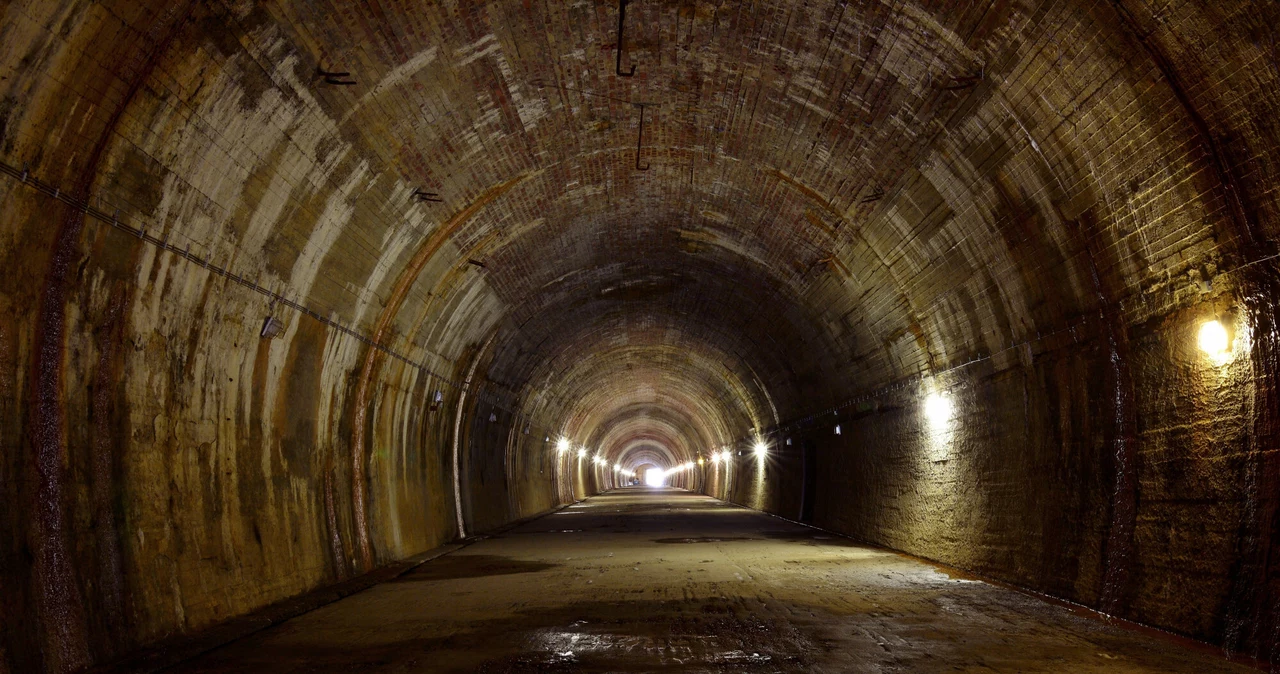 Tunel schronowy dla pociągu pancernego w Strzyżowie na Podkarpaciu 