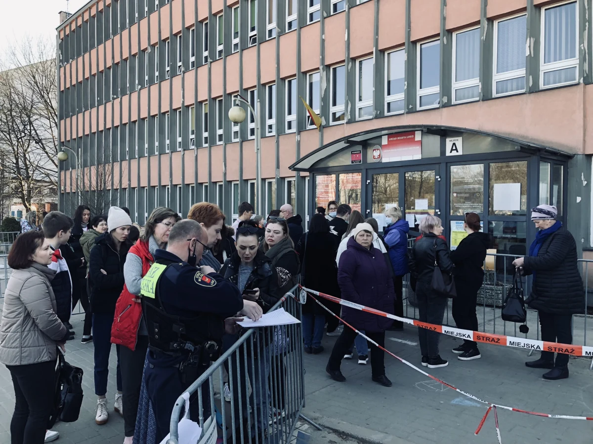 Około czterech tygodni muszą czekać na swoją kolej Ukraińcy, którzy chcą wyrobić numer PESEL w Łodzi. Wszyscy chętni są zapisywani na liście, według której później są rozdawane numerki. Te z kolei porządkują wizyty w urzędzie.